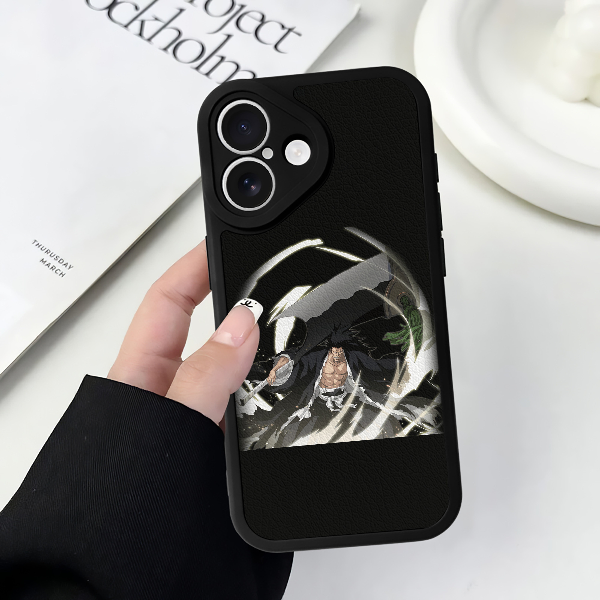 （画像用） ブリーチ ざらき けんぱち BLEACH Zaraki Kenpachi 【iPhone 16シリーズ対応】シリコンスマホケース（レザー調） 材質：シリコン